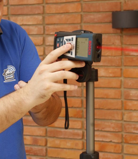 Técnico midiendo con un nivel láser