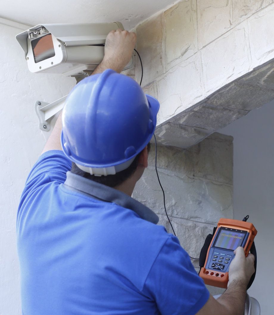 Técnico calibrando una cámara de seguridad